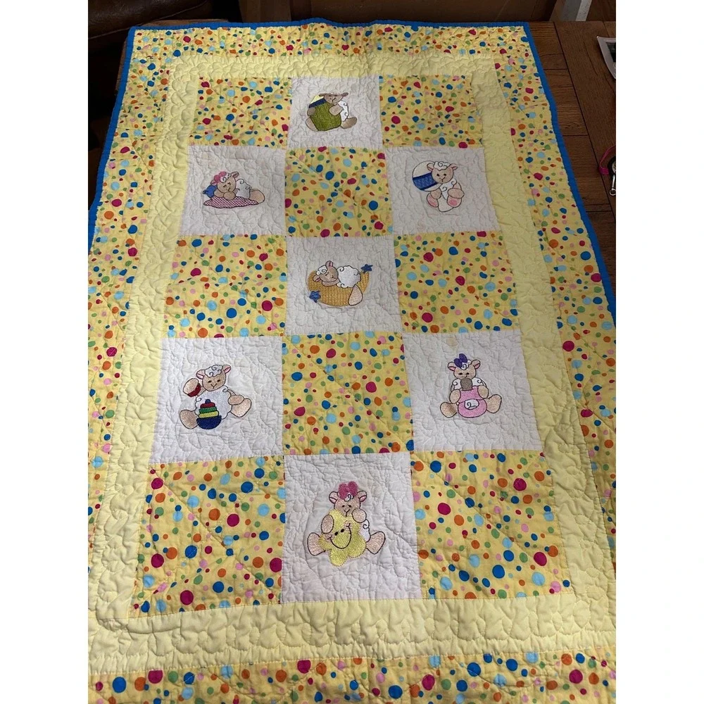vtg handmade baby quilt with sheep‎